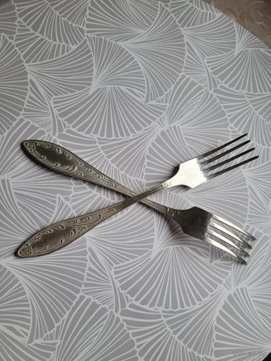 Вилки столовые "Пламя", мельхиор, 2 шт. одним лотом.