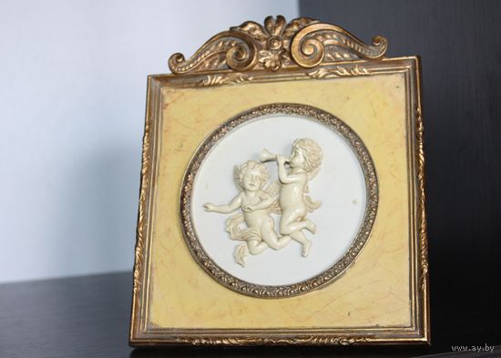 Настенное/настольное панно с изображением ангелов (путти) в золотистой раме.