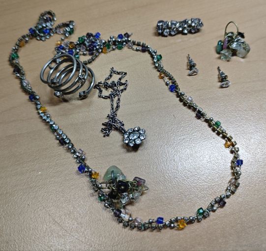 Лот бижутерии.