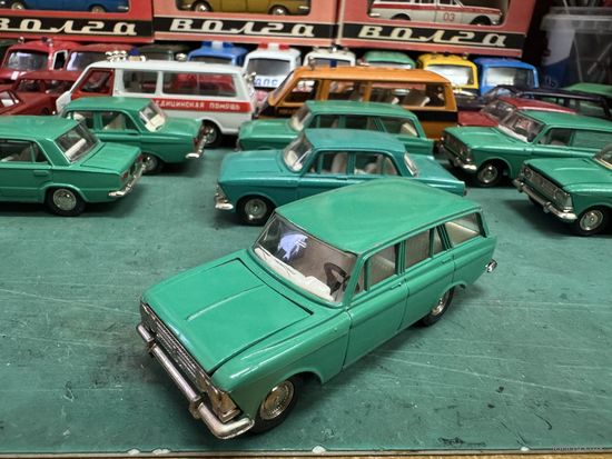 Москвич 426, решетка четыре фары, цвет кипарис, Тантал, Агат, Саратов с рубля