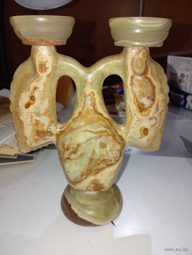 Подсвечник из оникаса , тяжолый красивый , массивный .