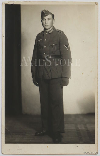Ефрейтор Вермахта. 1943 год. 8,1 см х 13,7 см.