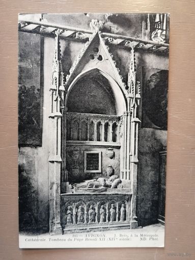 Почтовая карточка, Скульптура папы Бенуа XII в соборе Нотр-Дам-де-Домс в Авиньоне
