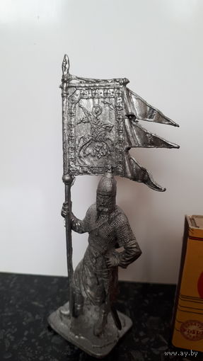 Богатырь с флагом