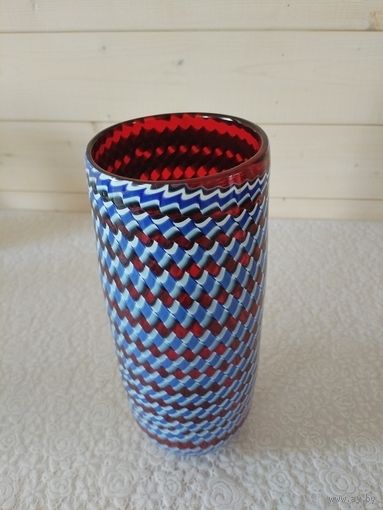 Ваза . красное стекло с узором. Завод Неман