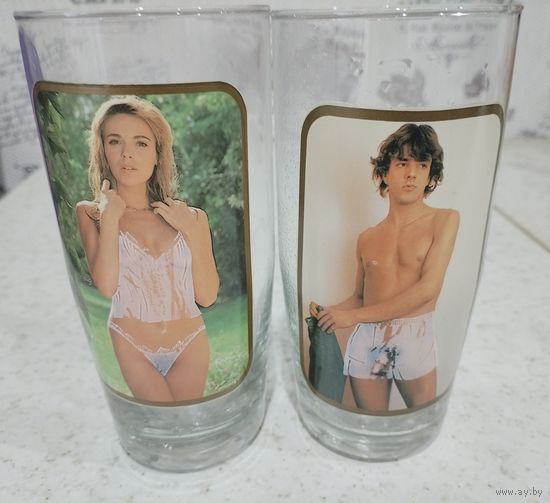 Два стакана ГДР с меняющимся изображением при нагреве