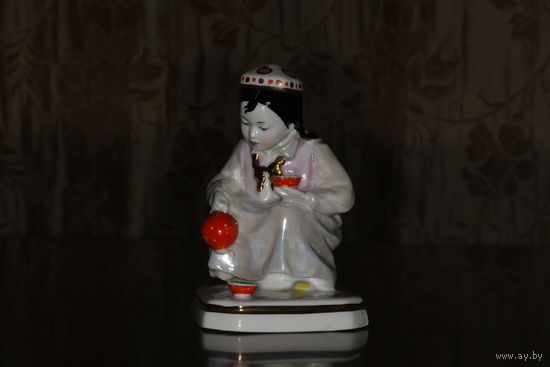 Фарфоровая статуэтка "Юная хозяйка" Дулево