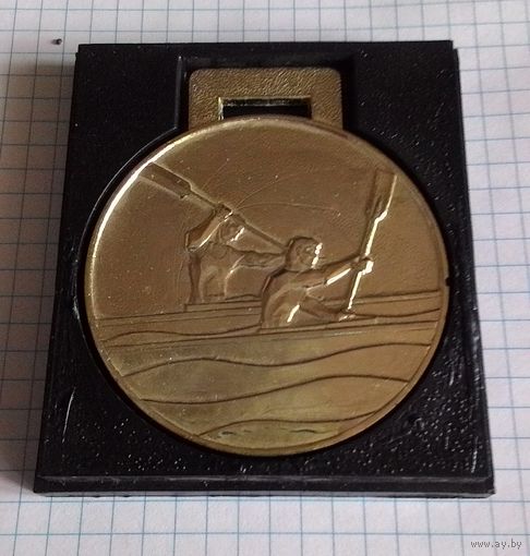 Спортивная медаль соревнований по гребле на байдарках и каноэ.