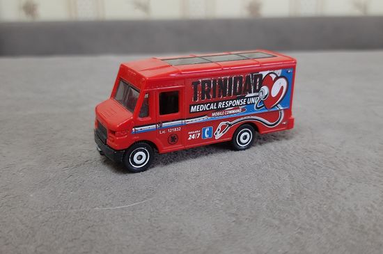 Автобус медицинский от Matchbox, 1/60-69
