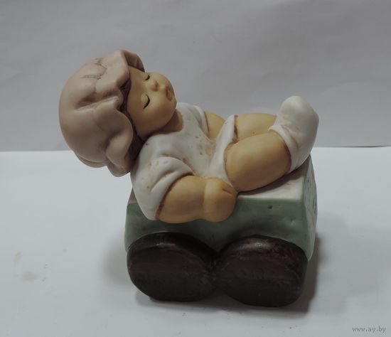 Статуэтка фарфоровая "Ребёнок в коляске" фирмы "Goebel" Германия. Высота 8 см.