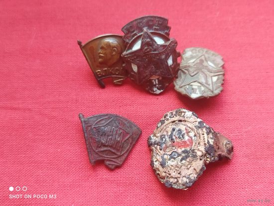 Лот старых знаков и довоенный зажим для пионерского галстука,как есть...,