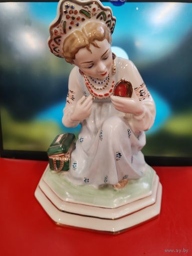 Статуэтка большая "Малахитовая шкатулка или Алёнушка с зеркальцем", Клеймо ФФЗ 1957-1965 годов (Минский фарфоро-фаянсовый завод (Минск)). СМОТРИТЕ ДР. МОИ ЛОТЫ. Большая распродажа!