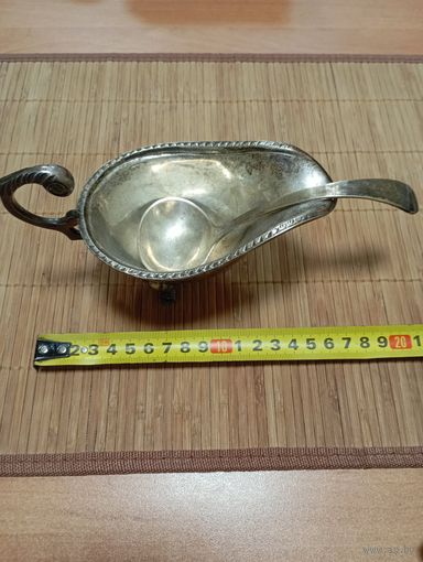 СТАРИННЫЙ ШИКАРНЫЙ СОУСНИК С ЛОЖКОЙ,ТЯЖЕЛЫЙ!