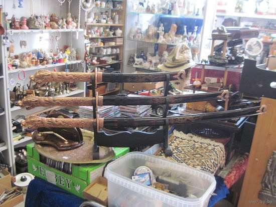 Катаны сувенирные 3 в 1 на деревянной подставке.