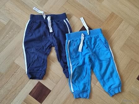 Пара спортивных штанов Mothercare на 6-9 мес. Длина 36 см, ПОталии тянется 2-25 см, на шнуровке. Хорошее состояние.