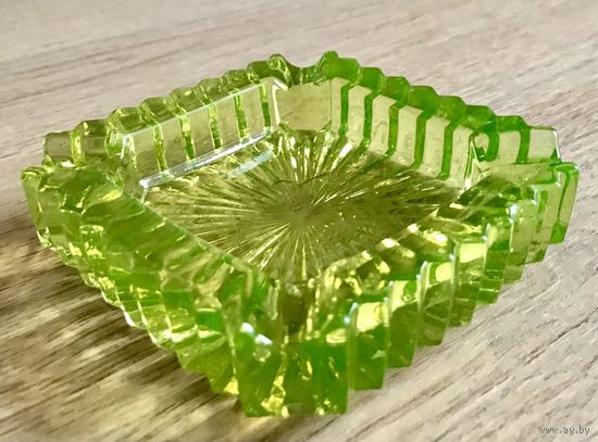 Пепельница. Пепельница из уранового стекла