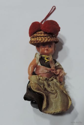Ёлочная игрушка "Девушка в шляпе" 60-е годы Европа. Длина 9 см. Пластик.