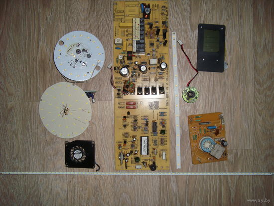 Платы с радиодеталями.