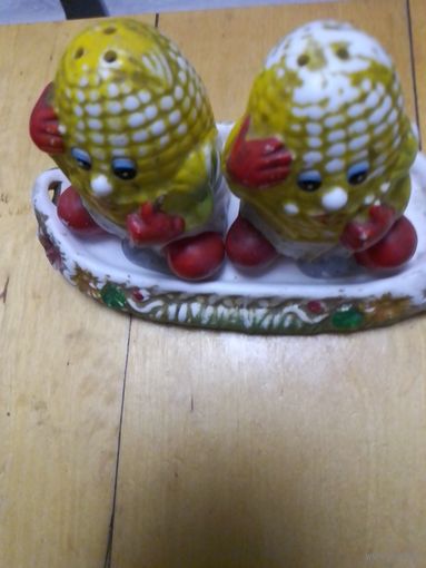 Солонка и перечница в кукурузе.