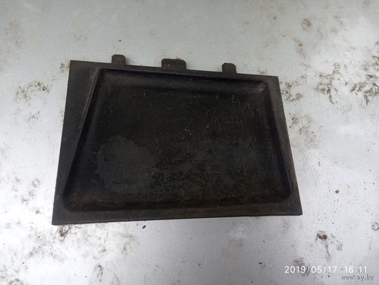Лот 779. Полочка для мелочей внизу центральной консоли Nissan Sunny N14. Старт с 1 рубля!