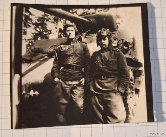 Фото вов Германия ТАНКИСТЫ РККА около танка награды.подписано(А47)