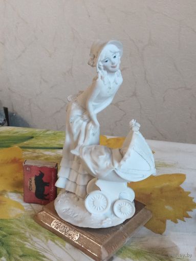 Молодая мама высота18 см фарфор