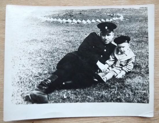 Фото военного с ребенком. 1950-е. 9х12 см.