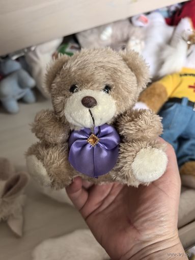 Маленький медвежонок с нарядным бантом