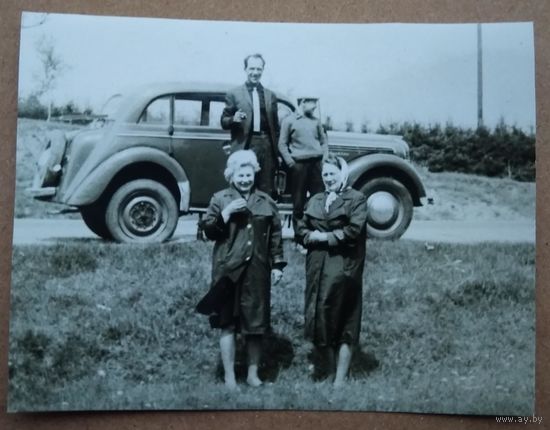 Фото у автомашины. 1959 г. 7.5х9.5 см.
