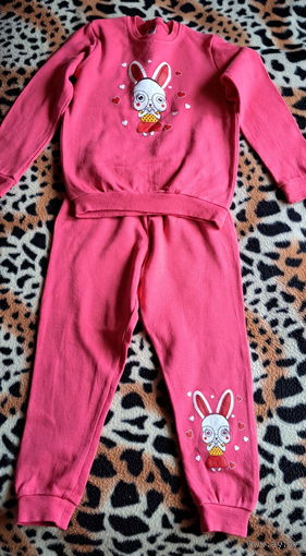 Пижамка-костюм красный с зайчихой на  4-6лет, р.110-116, б.у, как новый