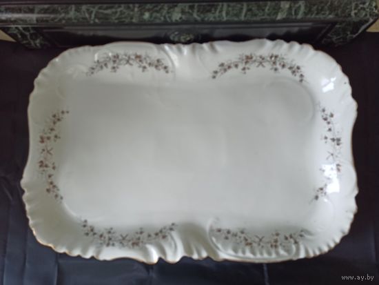 Блюдо сервировочное. Товарищество М.С. Кузнецова. Дмитровский завод. Номерное. 1891-1917 гг.  Российская империя. Длина 50 см, ширина 33 см, вес 2,8 кг. Торги с 1 рубля. МЦ. Без сколов и трещин.