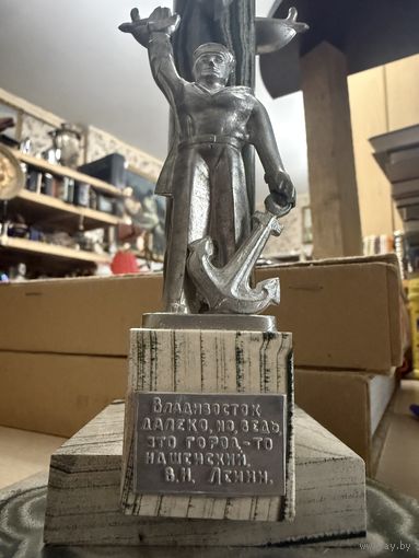 Старт с 1 рубля!Редкость! Статуэтка Владивосток далеко, но, ведь,это город-то Нашенский.(В.И.Ленин)Ростральная колонна Владивостока СССР. 1970-e металл, камень