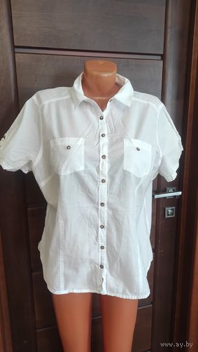 Белая рубашка из тонкого хлопка на 52-54 размер. Отличное состояние. Замеры: длина 64 см, ПОгруди 64 см, ПОталии 61 см, рукав короткий.