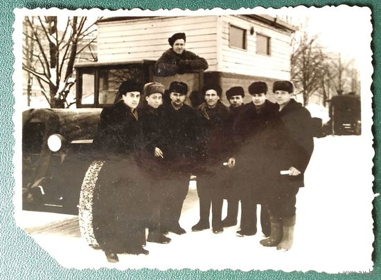 Фото группы товарищей у автомобиля ГАЗ. 8х11 см.