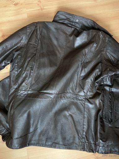 Оригинальная "шевретовая" куртка советских пилотов в размере 50, 52-3 в зависимости от пузика! Все замки отлично работают как и кнопки внизу.