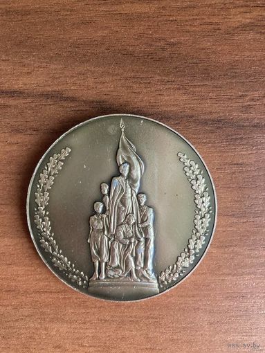Настольная медаль Слава Героям Молодой Гвардии памятник в г. Краснодон