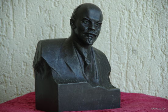Бюст  Ленин  ( авт. Томский  )  высота 20 см , ширина 15,5 см