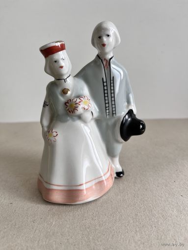 СТАТУЭТКА ФАРФОРОВАЯ "НА ПРОГУЛКЕ. ЛАТЫШСКАЯ ПАРА". 11*7,5*5,5 СМ. РИГА. РИЖСКИЙ ФФЗ. 1950-1970 ГОД. СМ.ФОТО, КЛЕЙМО И ОПИСАНИЕ.