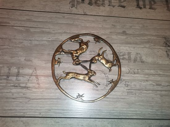 Тяжёлое, латунное панно "Три зайца", диаметр 12 см., Зап. Европа.