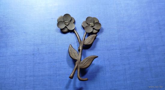 Брошь с камнями.