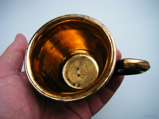 Винтажная чашка с обильной позолотой.