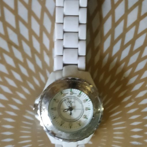 Часы наручные с браслетом CK , тикают. Состояние на скане.