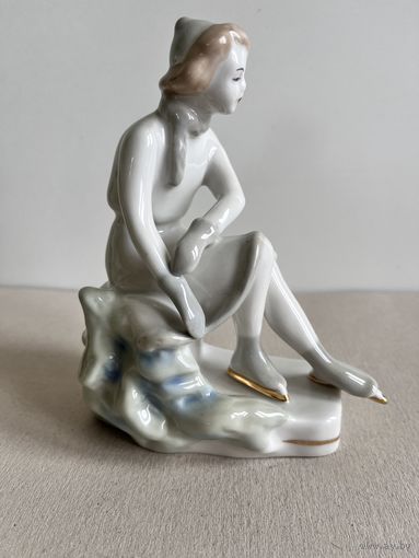 СТАТУЭТКА ФАРФОРОВАЯ "КОНЬКОБЕЖКА". 14*12*8 СМ. РИГА. РИЖСКИЙ ФФЗ. 1950-1970 ГОД. РЕДКАЯ ! СМ.ФОТО, КЛЕЙМО И ОПИСАНИЕ.