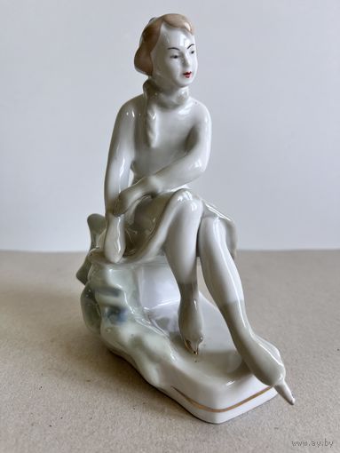 СТАТУЭТКА ФАРФОРОВАЯ "КОНЬКОБЕЖКА". 14*12*8 СМ. РИГА. РИЖСКИЙ ФФЗ. 1950-1970 ГОД. РЕДКАЯ ! 1 СОРТ. КРАСНОЕ КЛЕЙМО. СМ.ФОТО, КЛЕЙМО И ОПИСАНИЕ.
