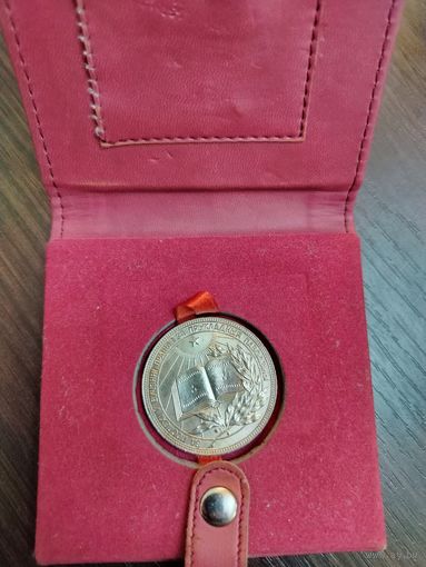 Серебряная школьная медаль БССР образца 1985 года 40мм 3мм 25 грамм в оригинальном футляре .