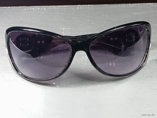 Солнцезащитные очки в черной пластиковой оправе с градиентными линзами фиолетового оттенка.   Бренд  KAIDI .Предсезонная распродажа Винтажных солнцезащитных очков с рубля !