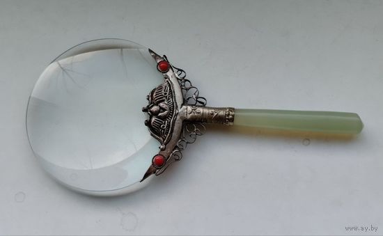 Лупа, увеличительное стекло в красивом оформлении