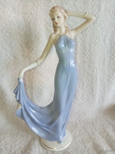 Статуэтка, красивая, интерьерная. 29см. Девушка в платье.