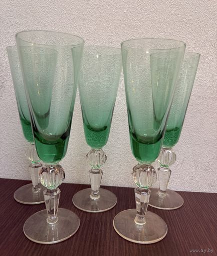 Набор винтажных фужеров зеленого цвета.