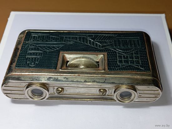 Театральный складной бинокль Минск  , увеличение 2,5х60 , выпускавшийся в СССР   , ПО  Интеграл , завод Электроника . Эти бинокли часто производились  к Олимпиаде-80 с  рубля .